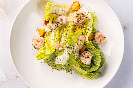 Салат романо с нектаринами и тигровыми креветками