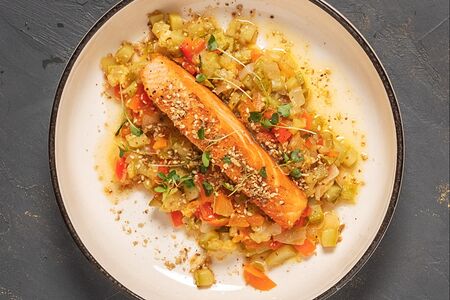 Стейк из лосося с релишем из цукини