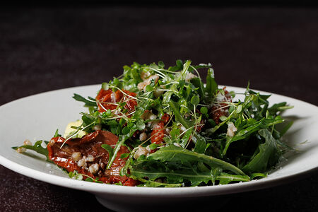 Салат из рукколы с авокадо