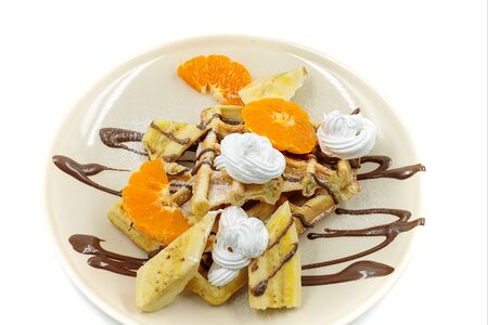 Сливки с фруктами, бананом и шоколадом