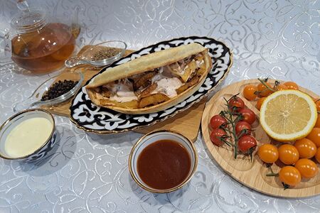 Пицца с колбасой