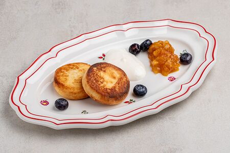 Сырники со сметаной и соусом из инжира и кураги