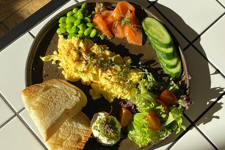 Омлет с лососем, бобами эдамамэ, салатом и тостом