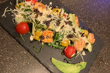 Теплый салат с креветками