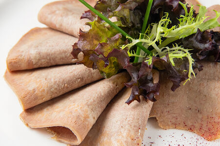 Язык отварной с хреном