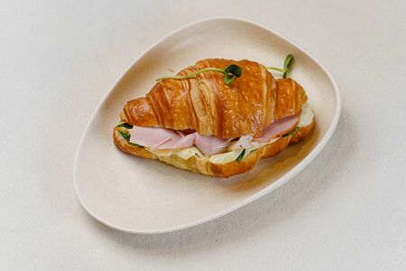 Круассан с ветчиной и сыром
