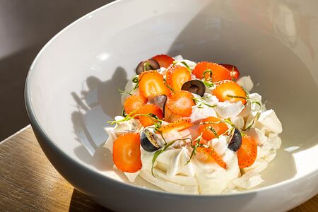 Анна Павлова с клубникой