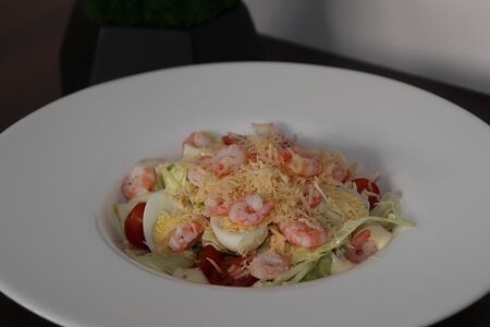 Салат Цезарь с креветками
