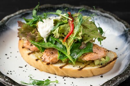 Брускетта с лососем и страчателлой