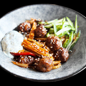 Лагман с митболами жареный