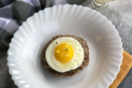 Бифштекс с яйцом