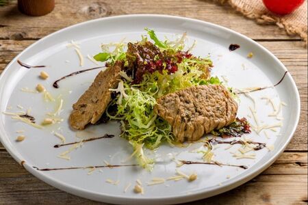 Теплый салат с куриной печенью