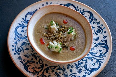 Грибной крем-суп с хинкалиоли из вешенок