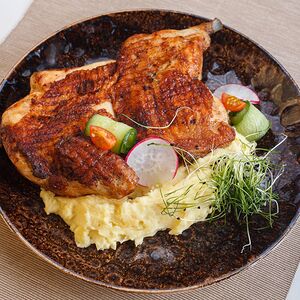 Половинка цыпленка табака с пюрешкой