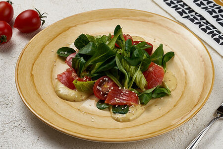 Зеленый микс салат со слабосоленым лососем