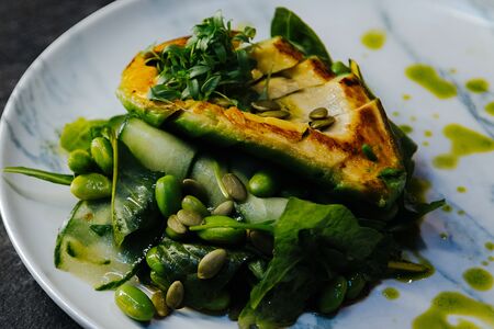 Зелёный салат с печёным авокадо и бобами Эдамамэ