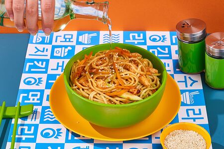 Вок с куриным филе в соусе сладкий чили