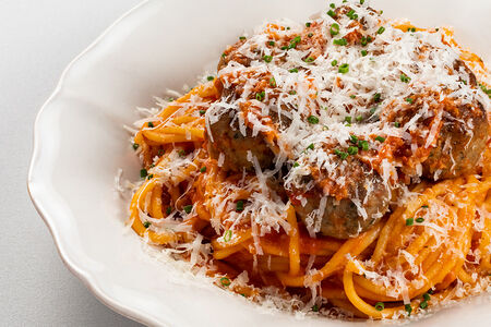 Спагетти с тефтелями в томатном соусе