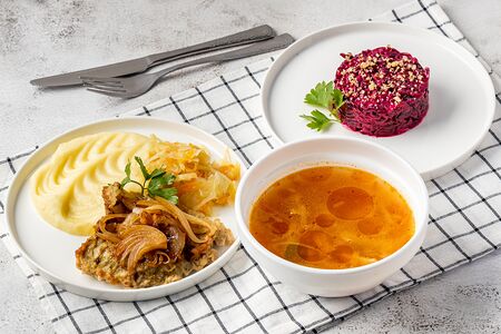 Печень говяжья с пюре и капустой, салат свекла с черносливом и щи