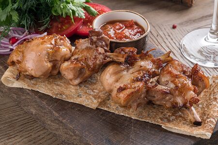 Шашлык из курицы с соусом сальса