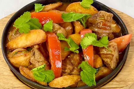 Мясная сковородка со свининой и картофельными дольками