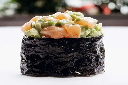 Гункан с лососем и авокадо