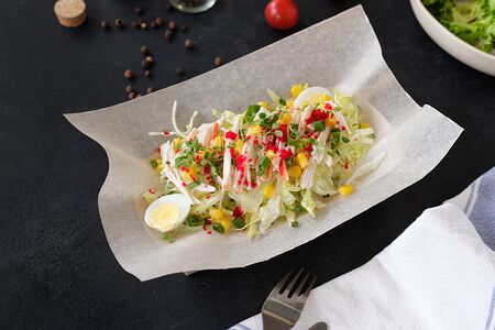 Салат с нежным крабом и соусом Цезарь