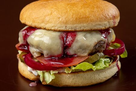 Бургер с олениной и брусничным соусом