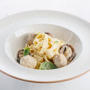 Феттуччине с шампиньонами и фрикадельками