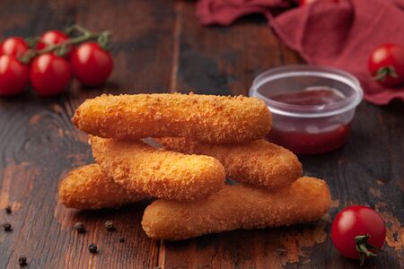 Сырные палочки с брусничным соусом