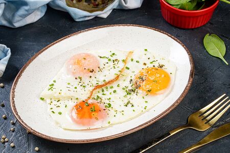 Глазунья из трех яиц