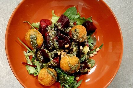 Салат из запеченной свеклы с творожным сыром