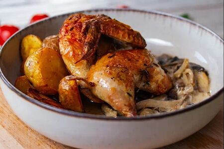 Цыплёнок с картофелем и грибным соусом