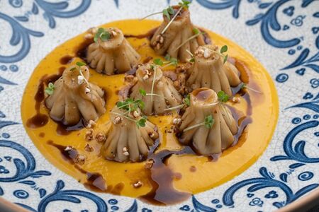 Хинкалиоли с рваной уткой в тыквенном соусе