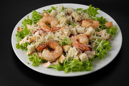 Салат Цезарь с креветками