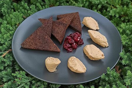 Паштет из куриной печени с вишневым конфи