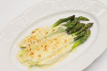 Спаржа на пару с соусом Дорблю