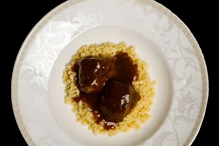 Щеки говяжьи с птитимом в соусе Демигляс