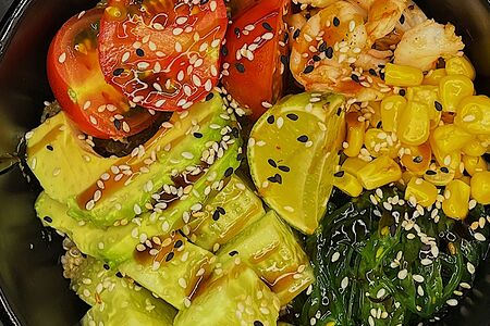 Поке боул на киноа с креветками