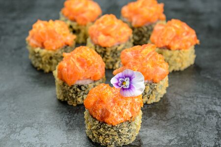 Жареный ролл с шапкой: лосось, спайси, тобико