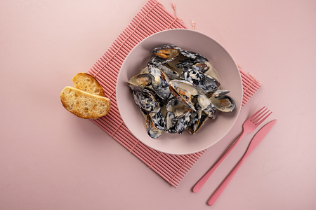 Мидии со шпинатом в сливочном соусе