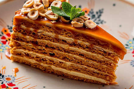 Медовик с соленой карамелью и фундуком