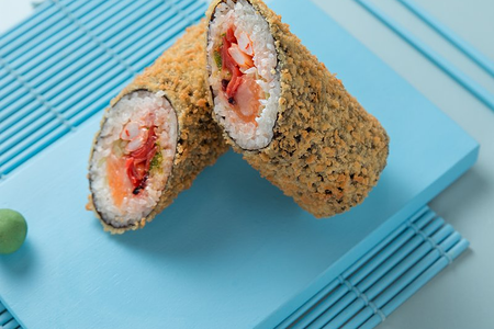 Суширрито в темпуре с лососем и креветками