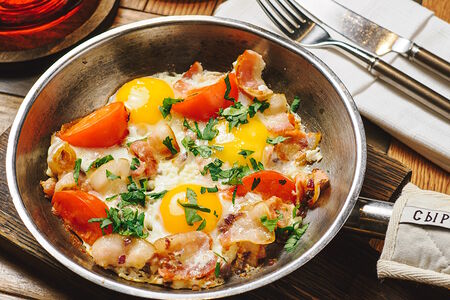 Яичница из трех яиц с беконом, томатами и луком