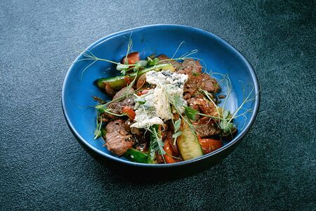 Тайский салат с говядиной и огурцами