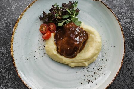 Томленная говяжья щёчка