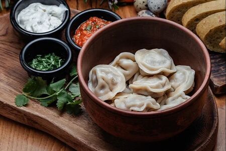 Пельмени с бараниной и томатной сальсой