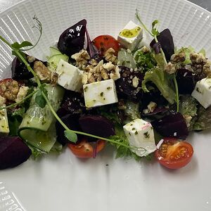 С печёной свеклой и козьим сыром