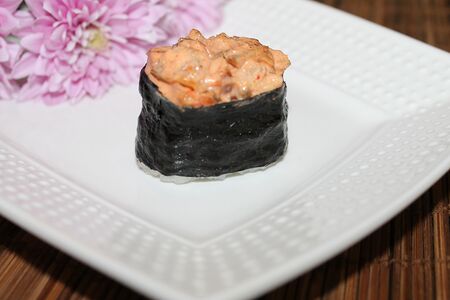 Гункан Спайси с лососем