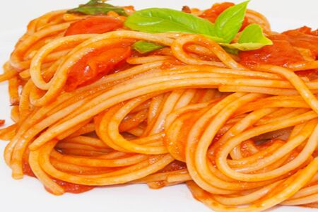 Спагетти с помидорами и базиликом